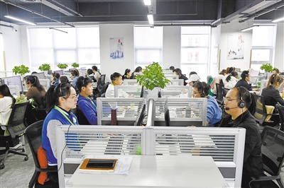 图为在云中声谷内工作的年轻人。张占兵摄