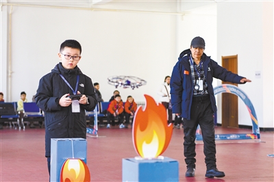 图为选手正在进行无人机花式飞行项目比赛。本报记者 韩堃摄