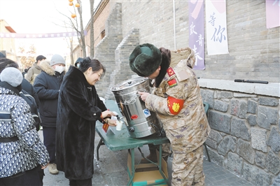 春节期间,驻地民兵在鼓楼东、西街执行安保执勤、便民服务、应急处突任务。(照片由大同军分区提供) 春节期间,驻地民兵在鼓楼东、西街执行安保执勤、便民服务、应急处突任务。(照片由大同军分区提供)