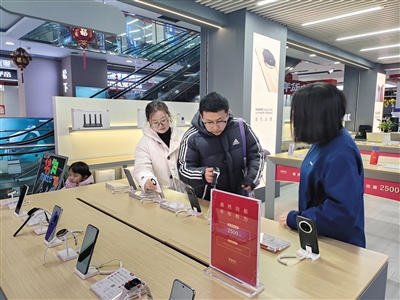 图为顾客在数码产品专卖店选购电子产品。吴华摄 图为顾客在数码产品专卖店选购电子产品。吴华摄