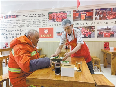 大同古城内老兵面馆让包括环卫工在内的很多人感受到温暖。张志忠摄