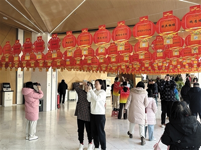 在市图书馆众多读者参与猜灯谜活动。张鑫摄