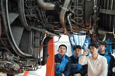 图为在山西通用航空职业技术学院实训大厅,教师正在为学员讲解飞机发动机维修常识。张占兵摄 图为在山西通用航空职业技术学院实训大厅,教师正在为学员讲解飞机发动机维修常识。张占兵摄