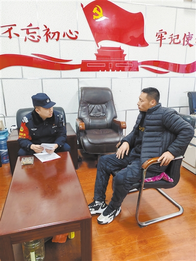 图为吕晔与辖区企业负责人商讨安全工作方案。纪元元摄