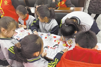 市妇联组织各县区妇联统一开展迎新春长画卷绘制活动，在“爱心妈妈”的陪伴下，孩子们将年俗元素融入画作之中，表达对传统文化的热爱和对美好未来的憧憬。市妇联提供