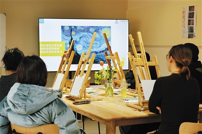 图为市民在平城学堂学习绘画。丁亚琴摄