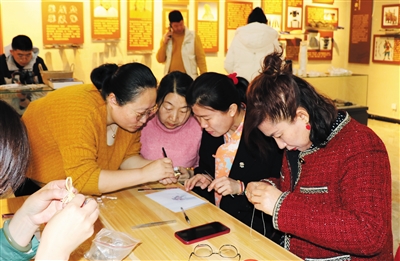 图为学员们正在认真制作盘扣。杨昱郁摄