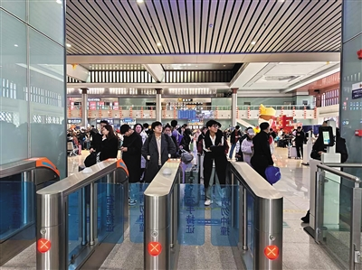 学生旅客正在大同南站等候检票进站。贾晓龙摄