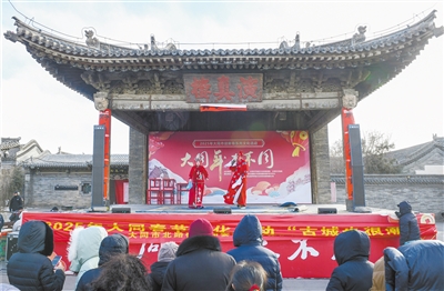 图为关帝庙戏台上演的耍孩儿戏《刘家庄》。戎禹仁摄 图为关帝庙戏台上演的耍孩儿戏《刘家庄》。戎禹仁摄