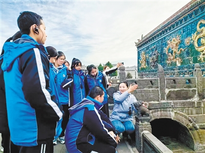 图为九龙壁景区接待讲解负责人李虹波为参观学生讲解。杨星仪摄