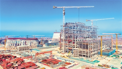 国电电力湖东电厂2×100万千瓦“上大压小”项目建设现场一派热火朝天的景象。张占兵摄