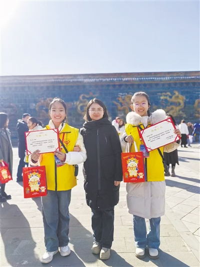 图为吴艳清和小小讲解员。