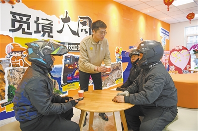 图为仝骏菲为快递小哥送上热茶。