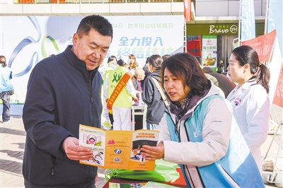 图为工作人员进行结核病防治宣传。韩堃摄 图为工作人员进行结核病防治宣传。韩堃摄