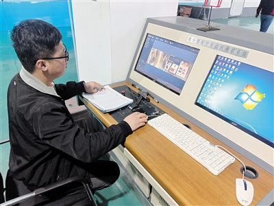 图为工作人员正在微小型航空发动机测试系统上认真查看录像数据。闫昌摄