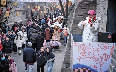 在大同古城东南邑进行的沉浸式表演为游客增添艺术体验。本报记者张燕伟于宏摄（资料照片）