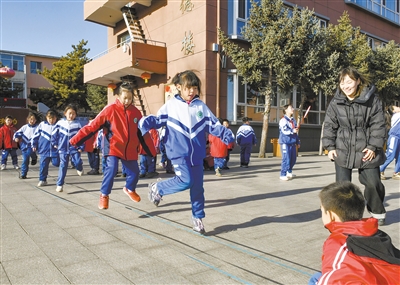 图为大同二十二中阳光大课间活动。戎禹仁影