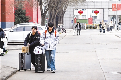 图为近日返回校园的大同大学学子。韩堃摄