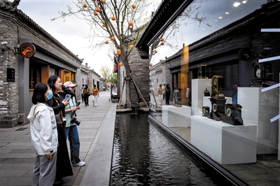 图为市民、游客参观“‘刻度’中古藏品×当代艺术”展览。韩堃摄