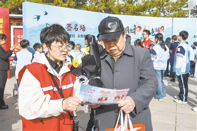 图为市文明办工作人员在“文明祭扫 绿色清明”活动现场向市民发放宣传折页。韩堃摄