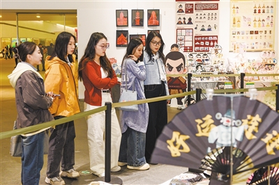 图为大同大学学生正在观展。韩堃摄