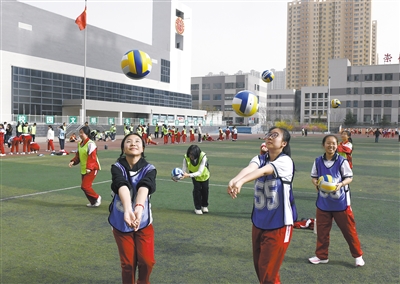 在大同一中南校，学生们正在打磨球类技巧。戎禹仁摄