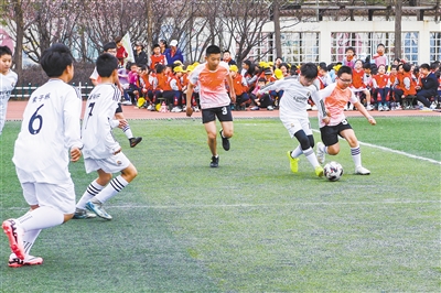 4月10日下午，平城区机车一校的操场上热闹非凡，第六届“校长杯”校园足球联赛在此拉开帷幕。此次联赛为期一个月，每周进行8场比赛，三到六年级学生参加，旨在为学生提供展现自我的舞台，进一步丰富校园体育文化生活，促进学生全面发展，增强学生体质。韩堃摄