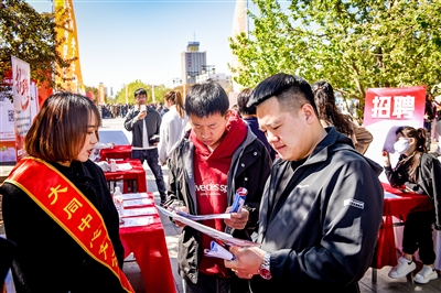 图为在招聘活动现场,应聘者向企业了解招聘信息。韩堃摄 图为在招聘活动现场,应聘者向企业了解招聘信息。韩堃摄