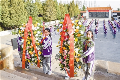 图为市实验小学学生向革命烈士纪念塔敬献花篮。韩堃摄