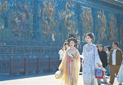 春暖花开，来同赏花踏青以及开展古建研学游、长城自驾游的各地游客逐渐增多，我市各景区景点正以文旅融合发展的新姿态迎接八方游客。图为4月2日游客在九龙壁游览。张占兵摄