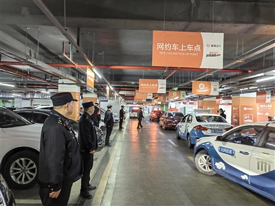图为交通运输执法人员在大同南站进行检查。张志忠摄