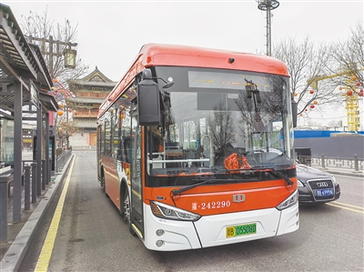 图为投运的古城景点接驳旅游专线公交。戎禹仁摄