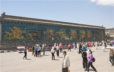图为昨日游客在九龙壁景区游览。张燕伟摄 图为昨日游客在九龙壁景区游览。张燕伟摄