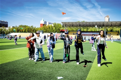 图为活动现场大同大学学生参加放飞纸飞机游戏。韩堃摄