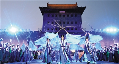 右上图为实景演艺《因为大同》开城盛典演出。张占兵 戎禹仁 摄