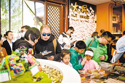 图为游客在华严寺官方文创店挑选文创产品。韩堃摄 图为游客在华严寺官方文创店挑选文创产品。韩堃摄
