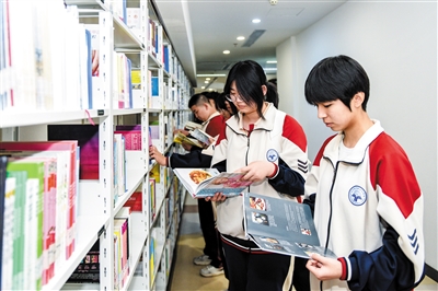 图为该校学生在自然科学书库查找心仪的图书。韩堃摄