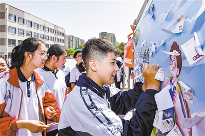 图为大同一中学生在留言区留言。韩堃摄