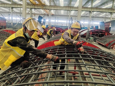 图为华远陆港远大装配式园区（大同）有限公司工人工作现场。闫昌摄