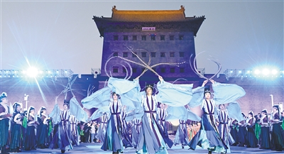 4月30日晚，实景演艺《因为大同》开城盛典盛大开启。张占兵 戎禹仁摄