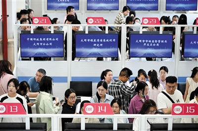5月27日上午，2025年大同市市直第一批就业见习双选会在大同市就业创业服务中心大厅举办。张占兵摄