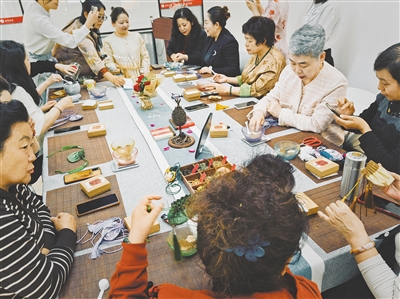 图为主题活动现场，投资者在制作香囊。高雅敏摄