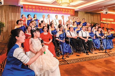 图为演员们表演大合唱《在灿烂阳光下》。韩堃摄 图为演员们表演大合唱《在灿烂阳光下》。韩堃摄