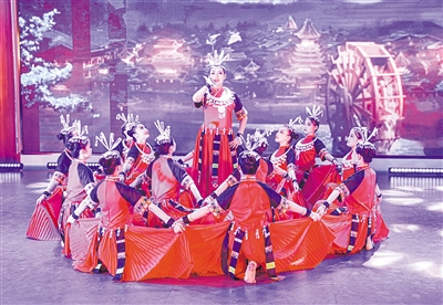 舞蹈赛项比赛现场，大同艺校选手表演《一抹红》。戎禹仁摄
