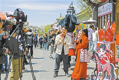 今年“五一”期间，大同古城鼓楼西街木兰工作室官方店门前，主题活动吸引了许多游客。木兰工作室供图