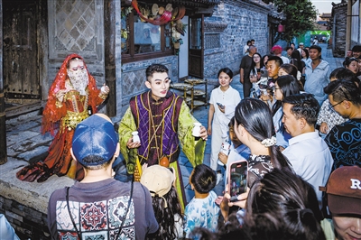 图为《欢喜冤家中国香》演员与观众互动。韩堃摄