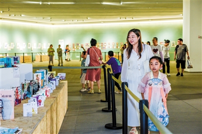 图为展览现场，市民带孩子观展。韩堃摄