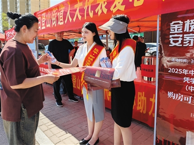 图为巨华集团御锦文瀛项目工作人员在“爱心送考”现场。吴华摄