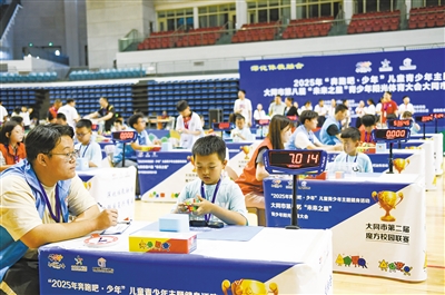 图为参赛小选手全神贯注投入比赛。戎禹仁摄