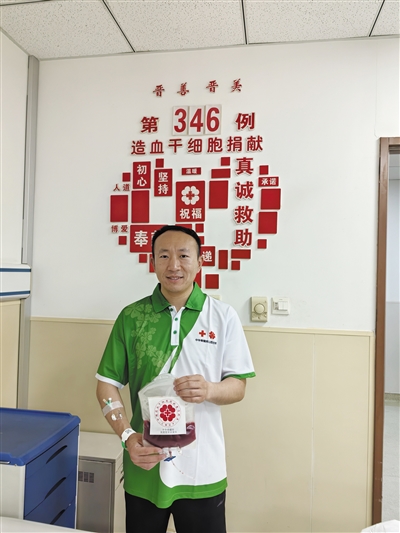 薄天旺捐献造血干细胞后留影。图片由受访者提供